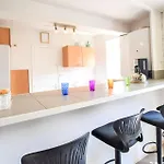 2 Bedroom Gorgeous In Holiday home *