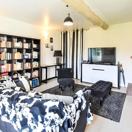 2 Bedroom Gorgeous In Holiday home Le Mesnil-Esnard