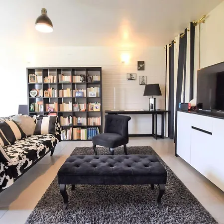 2 Bedroom Gorgeous In Le Mesnil-Esnard